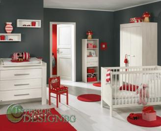 Бебешка стая с червени акценти